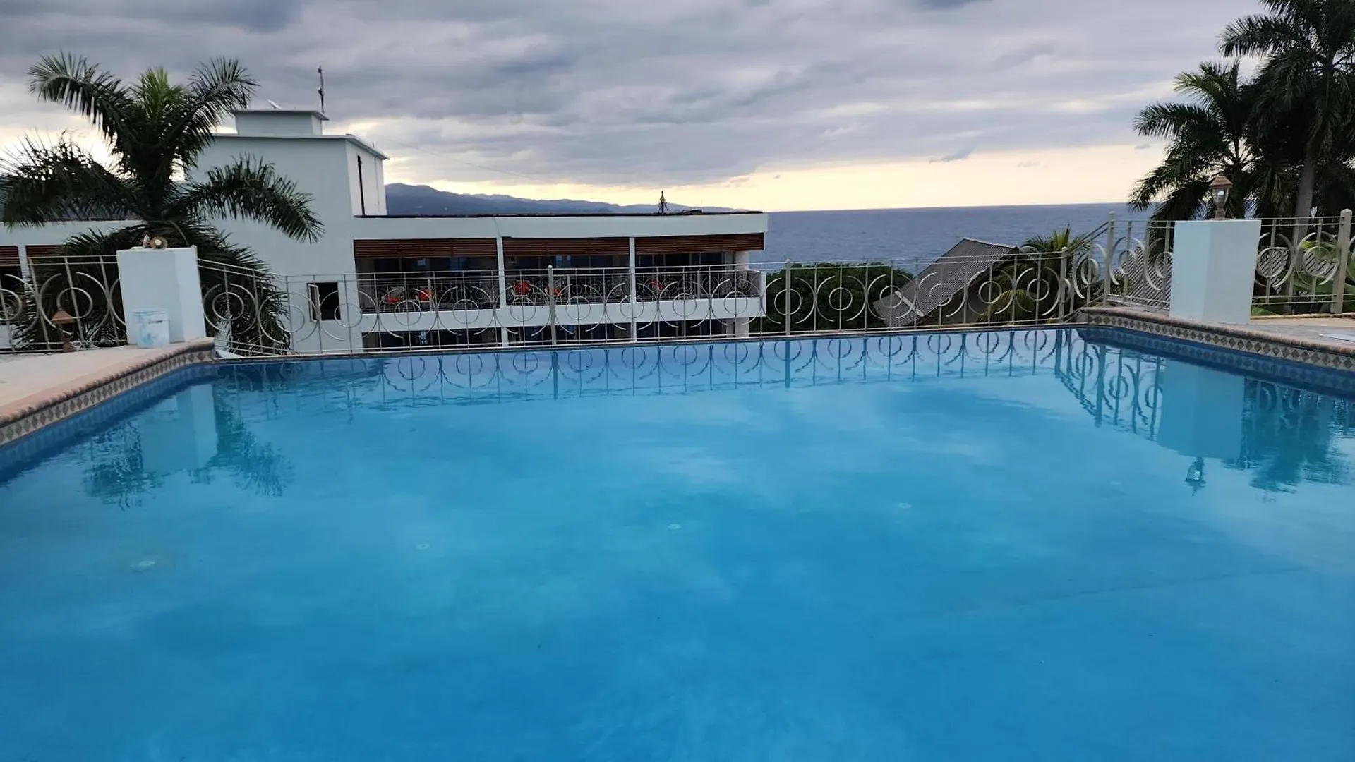 Hotel 39 Jamaica Montego Bay 3*,